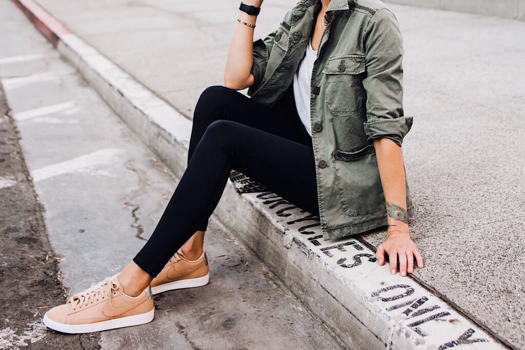 Cómo combinar zapatillas de hombre y mujer con outfits casuales y elegantes