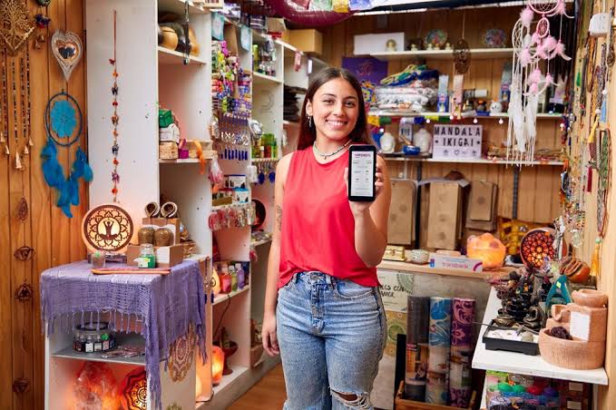 Ellas trabajan más horas al día, pero son menos del negocio propio